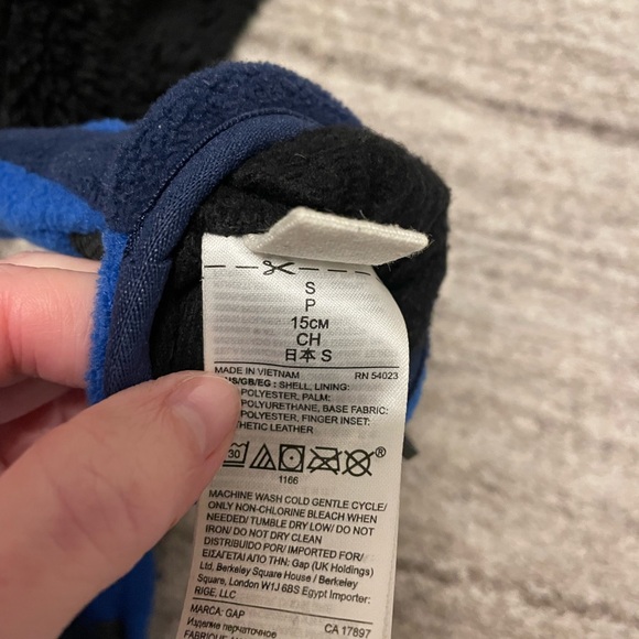 GAP boy hat and mittens. Great condition - Picture 3 of 3